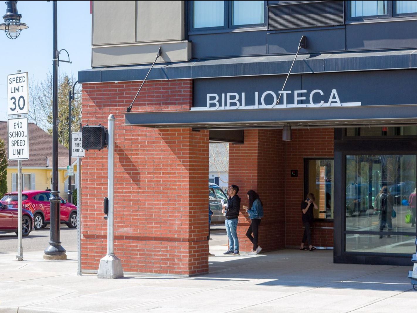 Cornelius Public Library Spanish Language Sign